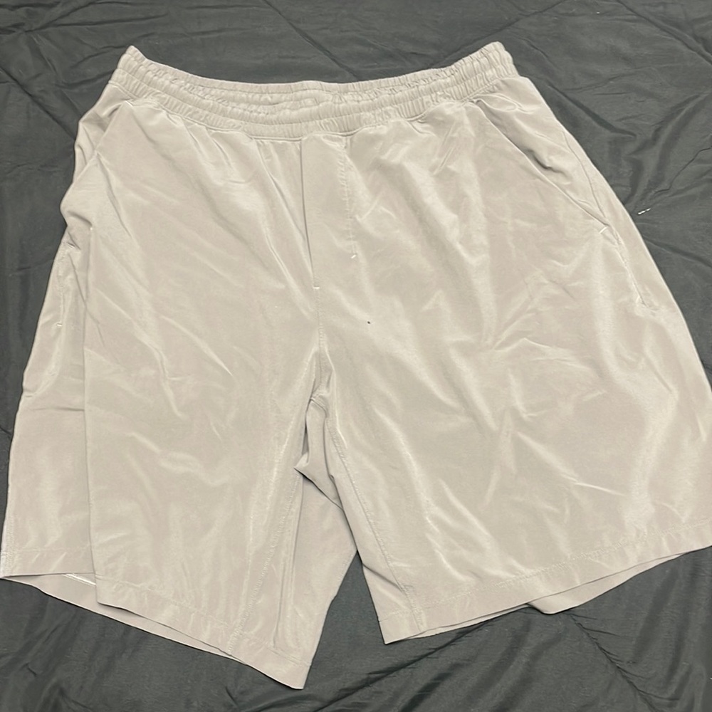 Lululemon men’s size L shorts, lined